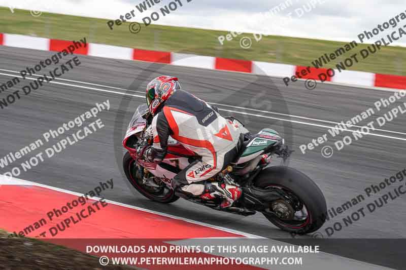 cadwell no limits trackday;cadwell park;cadwell park photographs;cadwell trackday photographs;enduro digital images;event digital images;eventdigitalimages;navarra;no limits trackdays;peter wileman photography;racing digital images;trackday digital images;trackday photos